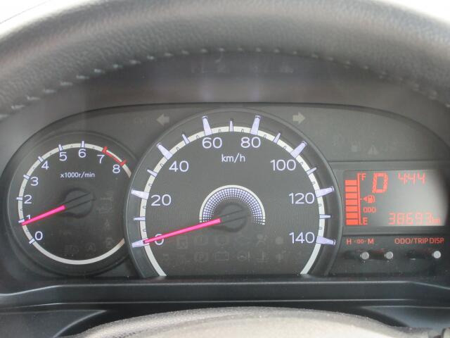 3�ɕ����ꂽ���[�^�[�p�l���͋@�\���Ƃɕ�����Ă���̂ŁA�Ԃ̏󋵂����f���₷���A���₷���f�U�C���ƂȂ��Ă���܂��B