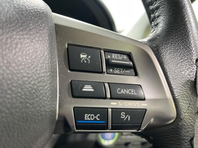 【全車速追従機能付クルーズコントロール】高速道路での長距離走行が楽に!!自動で速度を保つクルーズコントロールが、衝突軽減システムと連携し、前方の車両を感知して車間を保つように速度調節してくれます!!