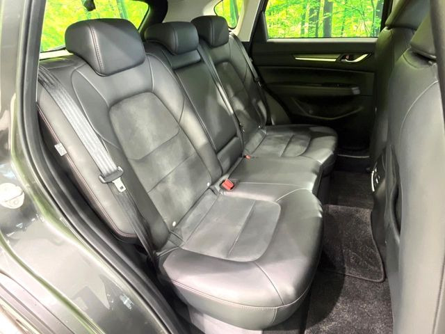 後部座席も気になるようなキズ・汚れやへたり等、大きなダメージはなく、良好な状態です。
