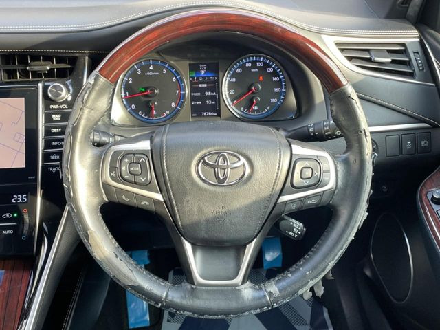 【ウッドコンビステアリング】高級感ある木目調パーツを採用した手に良く馴染むコンビハンドル。運転席廻りの雰囲気も一気に豪華になります!