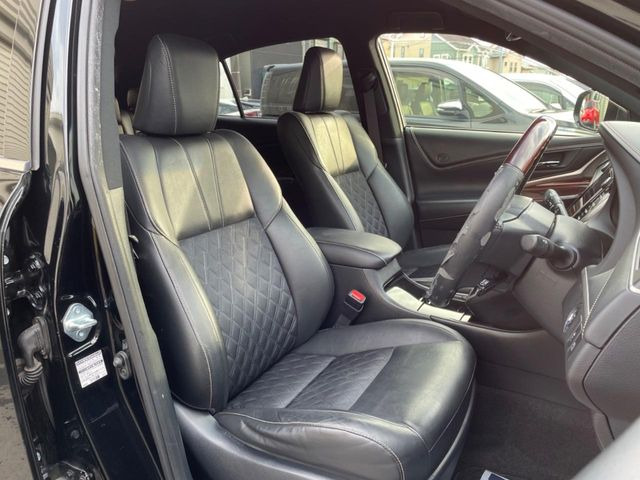 【ハーフレザーシート】高級感と座り心地を両立した人気のシート♪背面・座面のファブリック素材は、通気性の良さや滑りにくさに優れています。気温や服装に左右されず快適にお乗りいただけます。