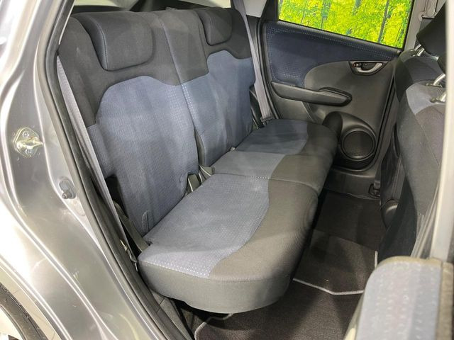 後部座席も気になるようなキズ・汚れやへたり等、大きなダメージはなく、良好な状態です。