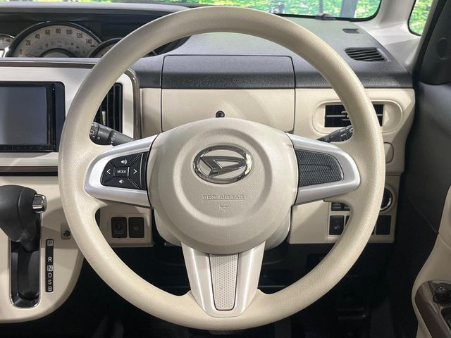 �C���e���A�ɍ��킹���f�U�C���̃X�e�A�����O�́A�^�]�������̂��Ƃ��l���A�^�]���₷���`��A�傫���ł��B�����x�A���ۂɐG���Ă��m���߂��������B