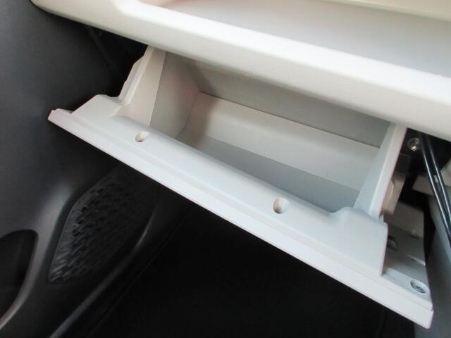 �O���[�u�{�b�N�X��A4�T�C�Y�̏��ނ�����傫���ł��B