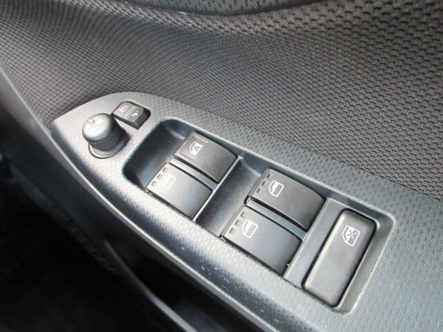 �p���[�E�B���h�E�͉^�]�Ȃ̃X�C�b�`�̂݃I�[�g�@�\����������Ă���܂��B�E�B���h�E���b�N����������Ă���̂ŁA���q�l�ƈꏏ�̎������S�ł��ˁB