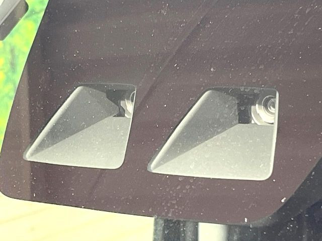 【トヨタセーフティセンス】走行中に前方の車両等を認識し、衝突しそうな時は警報とブレーキで衝突回避と被害軽減をアシスト。より安全にドライブをお楽しみいただけます。