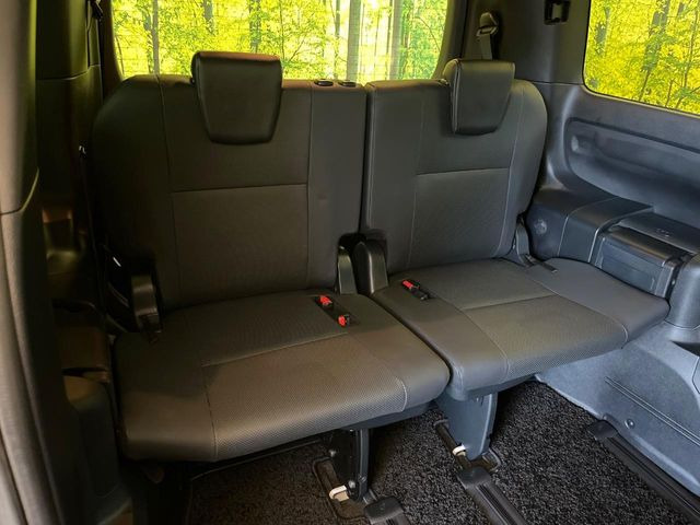 3列目シートはもちろん状態良好☆大人でもゆったりと座って頂けますので、大人数でのお出かけもラクラクです♪ご家族で、気の知れた仲間で、ドライブに行くのが楽しみですね♪