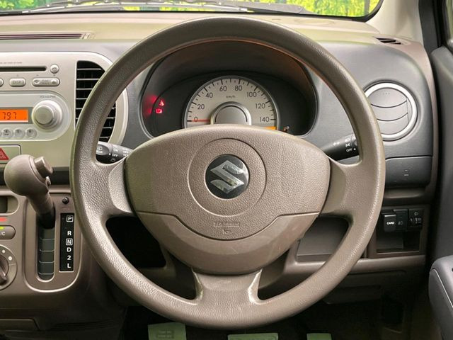 �C���e���A�ɍ��킹���f�U�C���̃X�e�A�����O�́A�^�]�������̂��Ƃ��l���A�^�]���₷���`��A�傫���ł��B�����x�A���ۂɐG���Ă��m���߂��������B