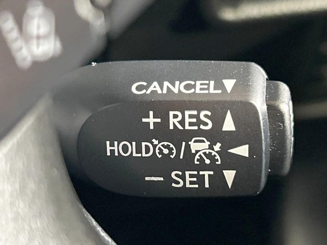 【レーダークルーズコントロール】高速道路での長距離走行が楽に!!自動で速度を保つクルーズコントロールが、衝突軽減システムと連携し、前方の車両を感知して車間を保つように速度調節してくれます!!