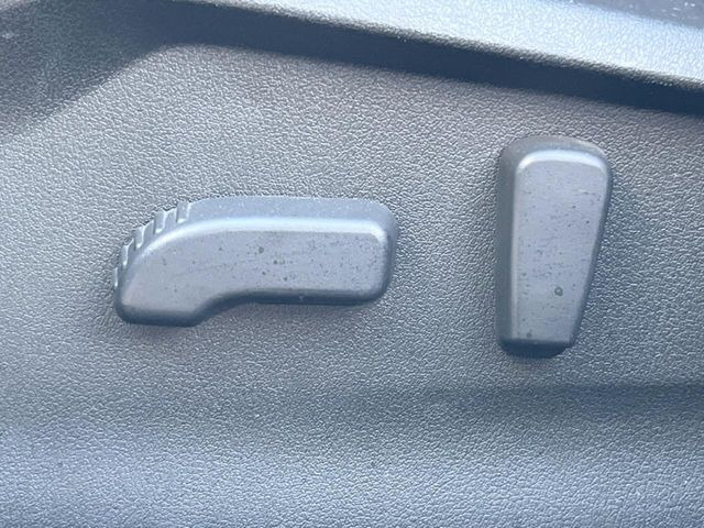 【パワーシート】スイッチ一つで簡単にシートの微調整が可能!電動だから力もいりません!快適なシートポジションにセットして、快適なドライブをお楽しみください。