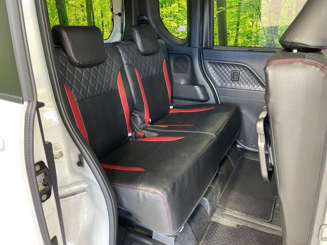 後部座席も気になるようなキズ・汚れやへたり等、大きなダメージはなく、良好な状態です。