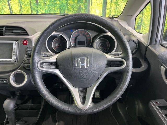 ステアリングも使用感が少なく、きれいな状態となっております♪