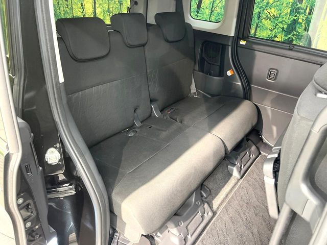 後部座席も気になるようなキズ・汚れやへたり等、大きなダメージはなく、良好な状態です。