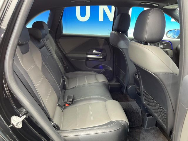 ●後部座席も気になるようなキズ・汚れやへたり等、大きなダメージはなく、良好な状態です。