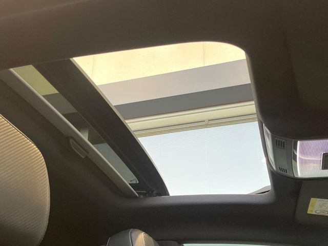 ●サンルーフ:開放感たっぷりの希少装備、サンルーフが装着されています!車内に明かりを取り入れたり景色を楽しむ以外にも、車内の空気も簡単に換気できて快適です!
