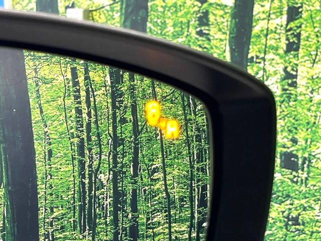 【ブラインドスポットモニタリング】走行中、ドアミラーの死角になりやすい箇所に後続車が接近するとサイドミラー付近に警告を表示、ドライバーに注意喚起をしてくれます。