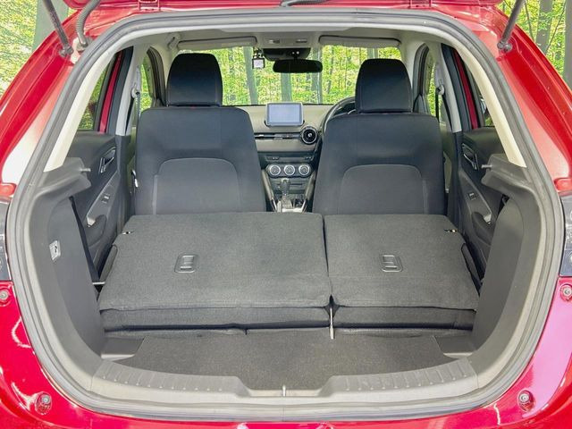 ���i�̂���������ʋ΁A���}���ɏ\���ȉ׎��X�y�[�X���m�ۂ��Ă���܂��B�Z�J���h�V�[�g��|���ƁA�傫�ȉו��̐ύڂ��\�ł���