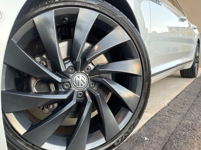 ●純正20インチアルミホイール:輸入車ならではの卓越した走りを支えるホイールと足回りです!日本車の走りに慣れている方にもぜひ体感して頂きたいほど、高いレベルでまとまっています!