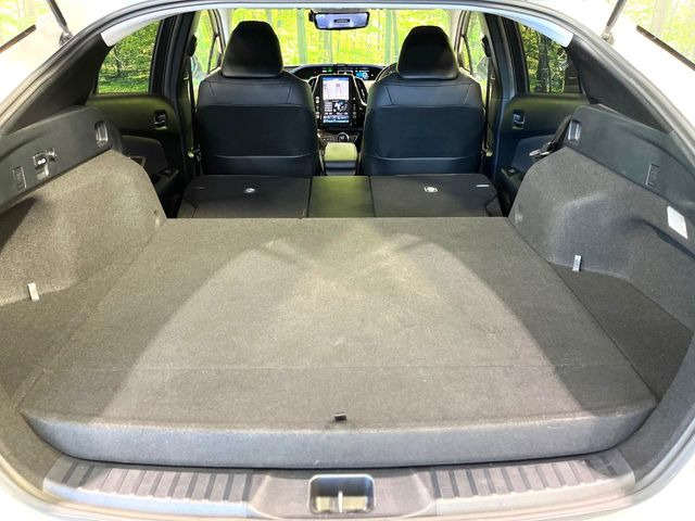 ラゲッジルームは、大容量のスペースを確保。普段のお買い物からレジャーまで、幅広く活躍してくれます!また、リアシートを倒すことでバリエーション豊かにお使いいただけます。