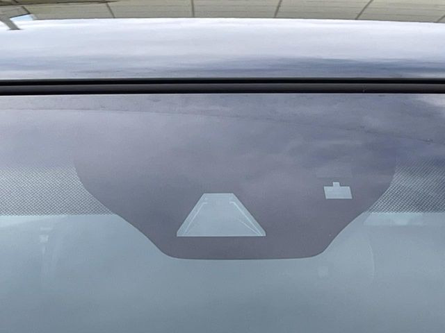 【プリクラッシュセーフティ】前方の車両等を検知し、衝突しそうな時は警報で注意を促し、ブレーキを踏む力をサポート。ブレーキを踏めなかった場合は衝突被害軽減ブレーキが作動、衝突回避をサポートします。