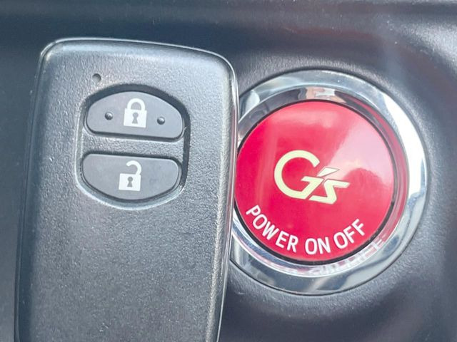 【スマートキー】カバンやポケットに入れたままでもドアの施錠・解錠が可能なスマートキーを装備。エンジンのオン・オフ時もカギを取り出す必要が無いからとっても便利です♪