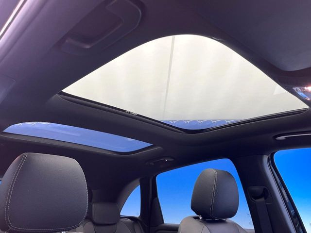 ●サンルーフ:開放感たっぷりの希少装備、サンルーフが装着されています!車内に明かりを取り入れたり景色を楽しむ以外にも、車内の空気も簡単に換気できて快適です!