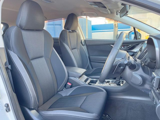 運転席まわりには十分なスペースがあり、大柄な方でもゆったり運転していただける環境です。