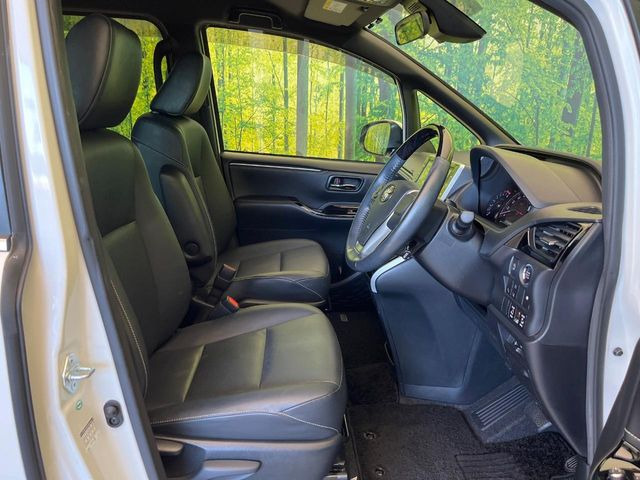 運転席シート廻りは使用感も少なく、良好な状態となっています。前オーナー様が丁寧に使っていたことがよくわかりますね。