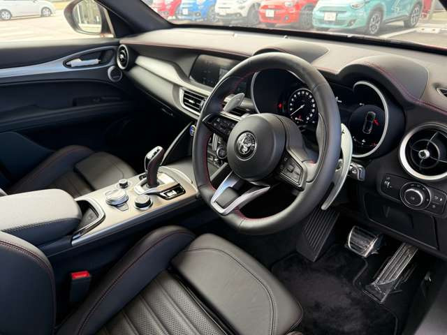 ステルヴィオ2.0 ターボ Q4 コンペティツィオーネ 4WD