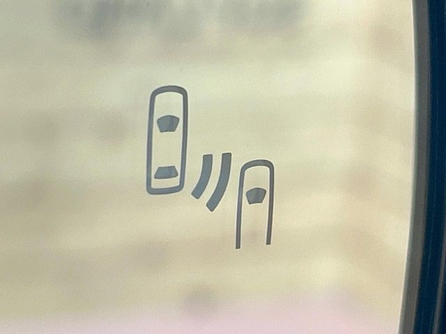 【ブラインドスポットモニター】走行中、ドアミラーの死角になりやすい箇所に後続車が接近するとサイドミラーのレンズに警告を表示!ドライバーに注意喚起をしてくれます。