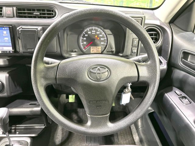 �C���e���A�ɍ��킹���f�U�C���̃X�e�A�����O�́A�^�]�������̂��Ƃ��l���A�^�]���₷���`��A�傫���ł��B�����x�A���ۂɐG���Ă��m���߂��������B