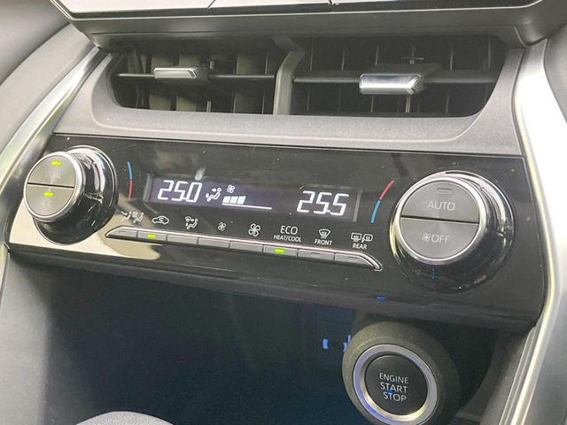 【オートエアコン】一度お好みの温度に設定すれば、車内の温度を検知し風量や温度を自動で調整。暑い…寒い…と何度もスイッチ操作をする必要はありません。快適な車内空間には必須の機能ですね♪