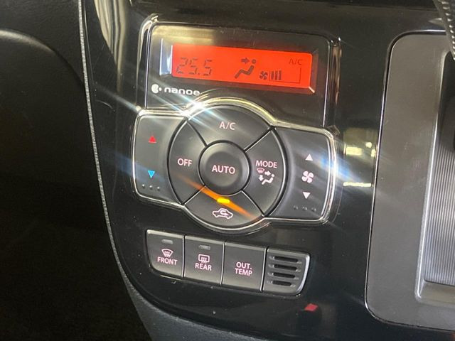 【オートエアコン】一度お好みの温度に設定すれば、車内の温度を検知し風量や温度を自動で調整。暑い…寒い…と何度もスイッチ操作をする必要はありません。快適な車内空間には必須の機能ですね♪