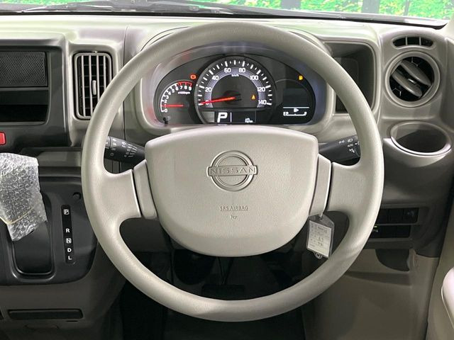 �C���e���A�ɍ��킹���f�U�C���̃X�e�A�����O�́A�^�]�������̂��Ƃ��l���A�^�]���₷���`��A�傫���ł��B�����x�A���ۂɐG���Ă��m���߂��������B