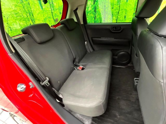 後部座席も気になるようなキズ・汚れやへたり等、大きなダメージはなく、良好な状態です。