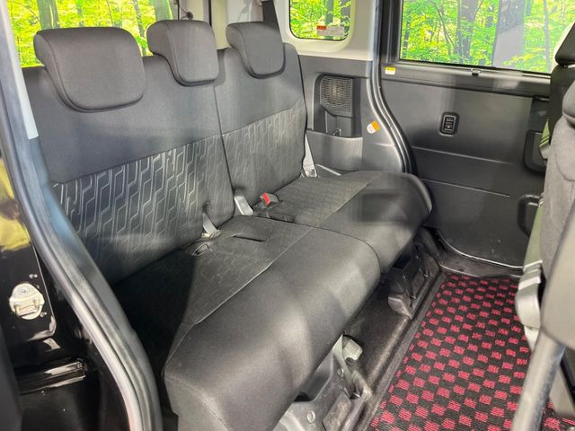 後部座席も気になるようなキズ・汚れやへたり等、大きなダメージはなく、良好な状態です。