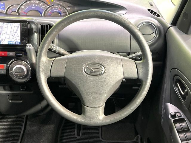 ステアリングも使用感が少なく、きれいな状態となっております♪