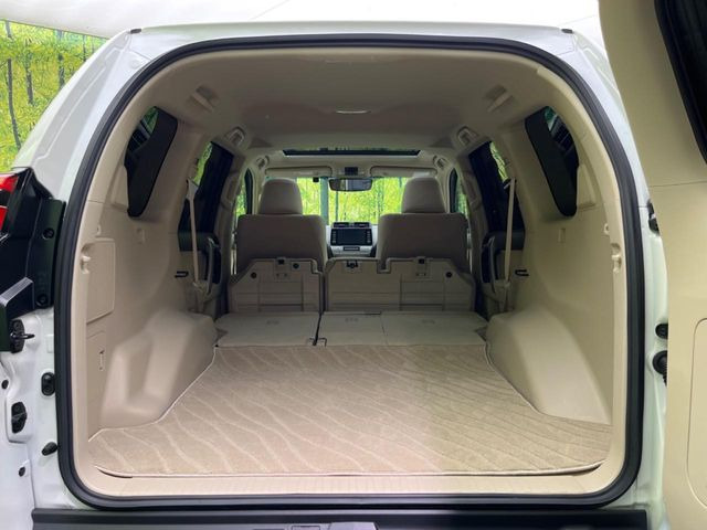 ラゲッジルームは、大容量のスペースを確保。普段のお買い物からレジャーまで、幅広く活躍してくれます!また、リアシートを倒すことでバリエーション豊かにお使いいただけます。
