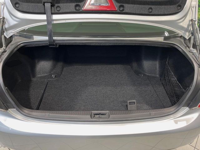 積み下ろしのしやすいデッキにはたっぷりと荷物を積み込んでいただけます。遊びから仕事まで、様々なシーンで頼れます♪