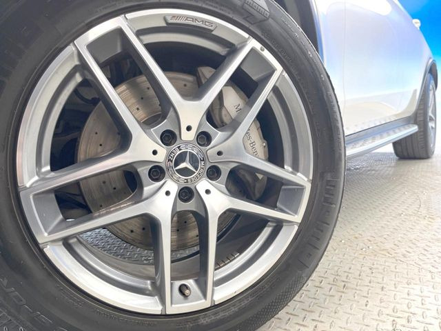 ●純正19インチアルミホイール:輸入車ならではの卓越した走りを支えるホイールと足回りです!日本車の走りに慣れている方にもぜひ体感して頂きたいほど、高いレベルでまとまっています!