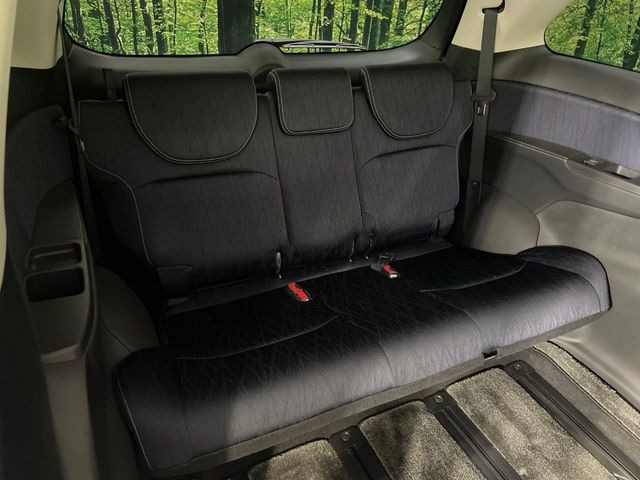 3列目シートはもちろん状態良好☆大人でもゆったりと座って頂けますので、大人数でのお出かけもラクラクです♪ご家族で、気の知れた仲間で、ドライブに行くのが楽しみですね♪
