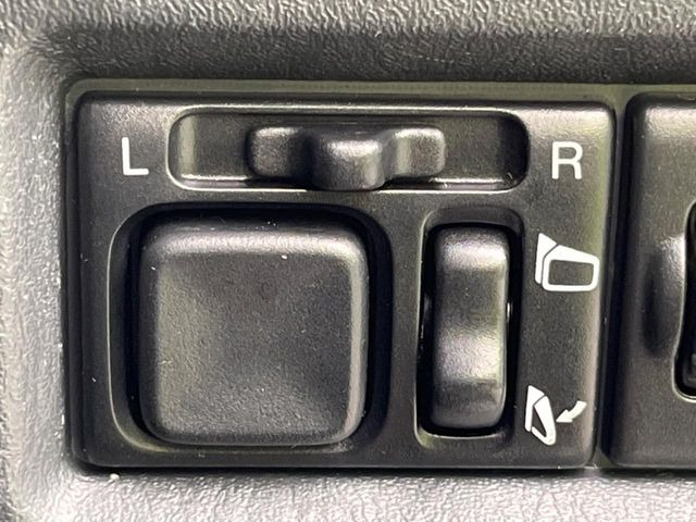 �y�d���i�[�~���[�z�T�C�h�~���[�͓d���i�[���ƂȂ��Ă���A�������ԏ�ł��L�Y�������X�N��}�����܂��B