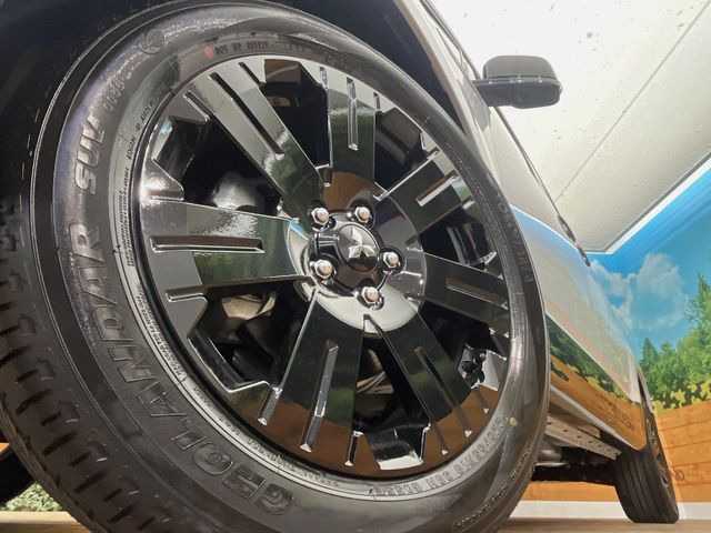 【純正18インチアルミホイール】外観にマッチした純正アルミホイールを装着しております。各種社外アルミホイールや、スタッドレスタイヤも取扱いしております。是非ご相談くださ