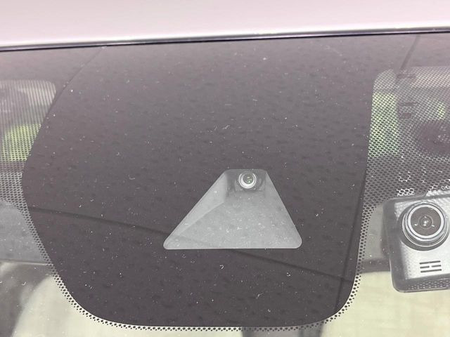 【インテリジェントエマージェンシーブレーキ】フロントカメラで前方の車両や歩行者を検知。衝突しそうな時は衝突被害軽減ブレーキが作動、衝突回避をサポート。より安全にドライブをお楽しみいただけます。