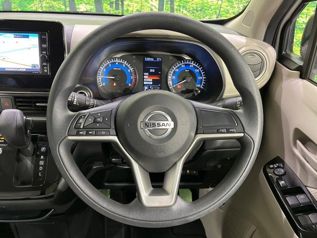 インテリアに合わせたデザインのステアリングは、運転される方のことも考え、運転しやすい形状、大きさです。是非一度、実際に触ってお確かめください。