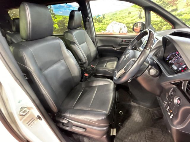 運転席シート廻りは使用感も少なく、良好な状態となっています。丁寧に使われていたことがよくわかりますね。