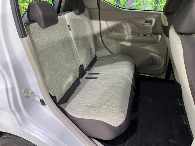 後部座席も気になるようなキズ・汚れやへたり等、大きなダメージはなく、良好な状態です。