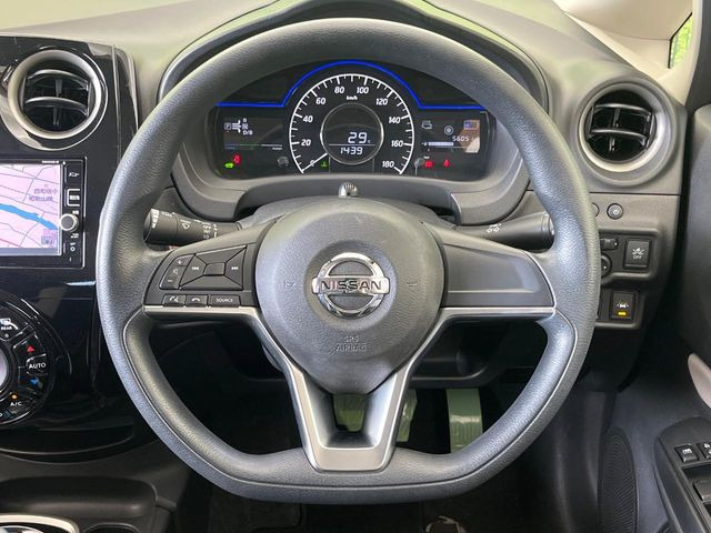 �C���e���A�ɍ��킹���f�U�C���̃X�e�A�����O�́A�^�]�������̂��Ƃ��l���A�^�]���₷���`��A�傫���ł��B�����x�A���ۂɐG���Ă��m���߂��������B