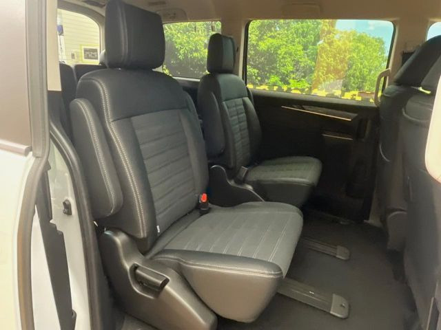 高品質なオリジナルフロアマットもオプションにてご用意しております。お好きなデザインやカラーをお車に合わせて選んでいただくことができます♪