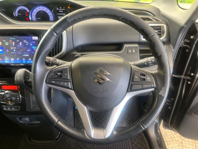 インテリアに合わせたデザインのステアリングは、運転される方のことも考え、運転しやすい形状、大きさです。是非一度、実際に触ってお確かめください。